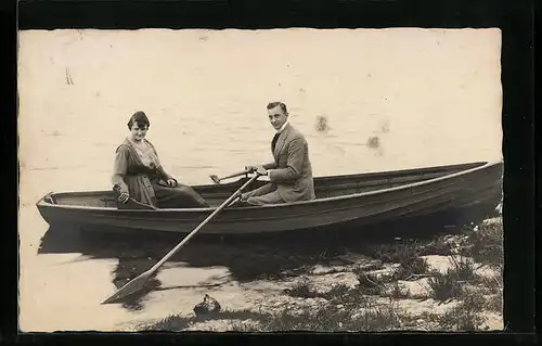 Foto-AK Paar in einem Ruderboot