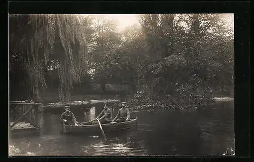 Foto-AK Drei Männer in einem Ruderboot