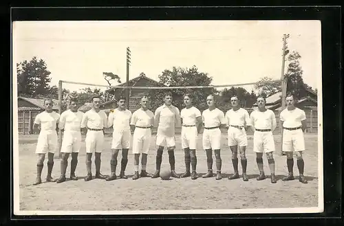 AK Volleyballmannschaft auf dem Sportplatz
