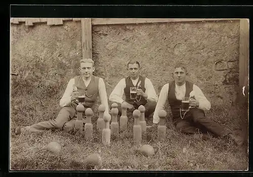 Foto-AK Drei Männer mit Biergläsern beim Kegeln