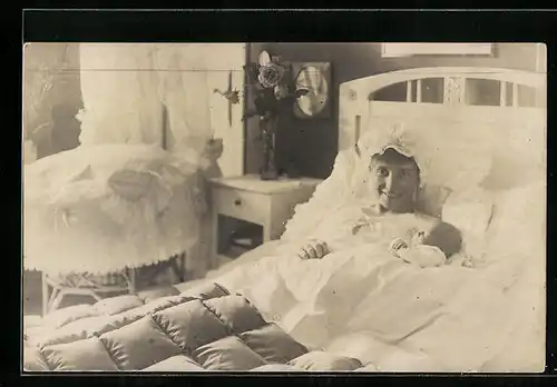 Foto-AK Mutter liegt mit ihrem Baby im Bett