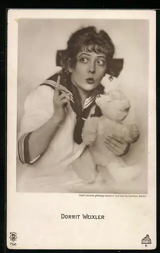 AK Schauspielerin Dorrit Weixler mit einem Teddy, Matrosenkleid