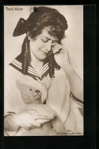 AK Schauspielerin Dorrit Weixler im Matrosenkleid mit einem Teddy
