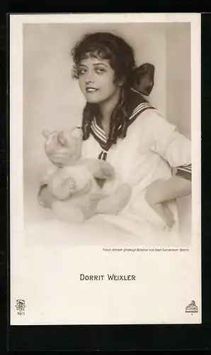 AK Schauspielerin Dorrit Weixler mit einem Teddy, Matrosenkleid