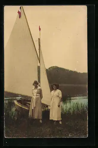 Foto-AK Zwei Schwestern an einem Segelboot