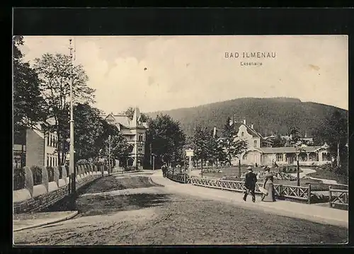 AK Bad Ilmenau i. Thür., Passanten auf der Strasse vor den Stadtvillen