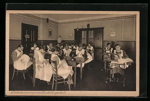 AK Lippstadt i. Westf., Kath. Lyzeum und Frauenschule Pensionat zur hl. Familie, Nadelarbeitszimmer, Innenansicht