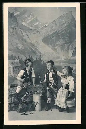 AK Drei Kinder in Schweizer Tracht vor einer Gebirgskulisse