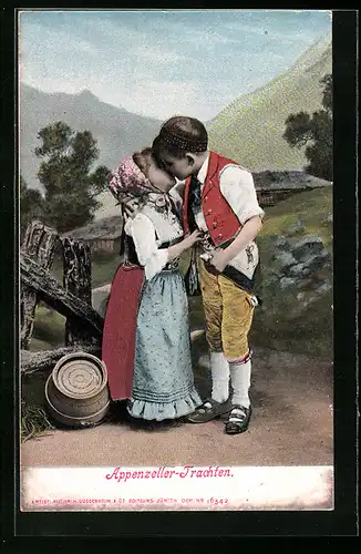 AK Niedliches Kinderpaar küsst sich in traditioneller Tracht