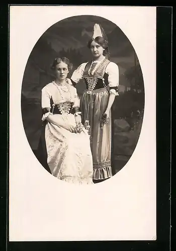 AK Zwei schöne junge Frauen in Appenzeller Tracht vor einer Gebirgskulisse
