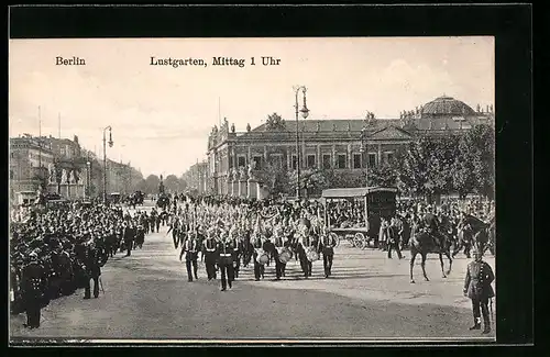 AK Berlin, Parade im Lustgarten um 1 Uhr Mittags