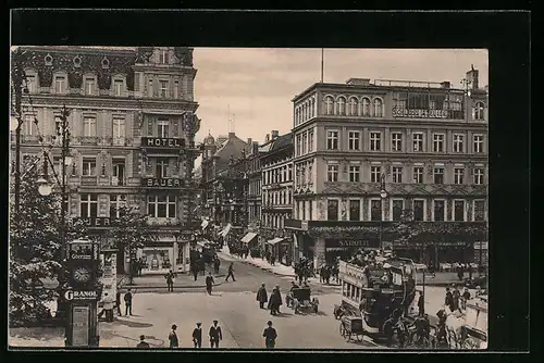 AK Berlin, Kranzler-Ecke mit Passanten und Hotel Bauer