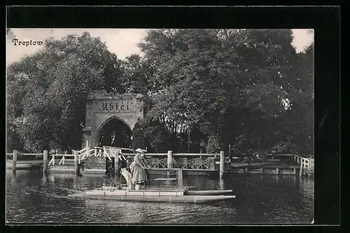 AK Berlin-Treptow, Torbogen zur Abtei am Ufer, Tretboot