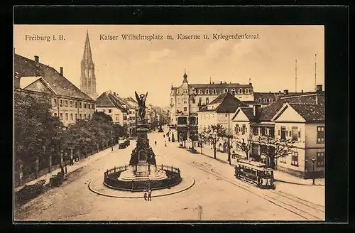 AK Freiburg i. B., Strassenbahn passiert das Kriegerdenkmal