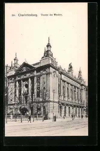 AK Berlin-Charlottenburg, Passanten auf der Strasse vor dem Theater des Westens