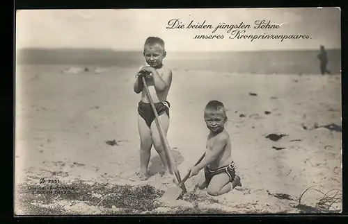 AK Die beiden jüngsten Söhne des Kronprinzenpaares Wilhelm von Preussen am Strand