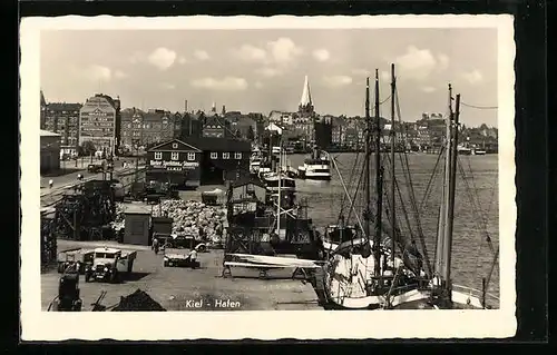 AK Kiel, Schiffe am Quai im Hafen
