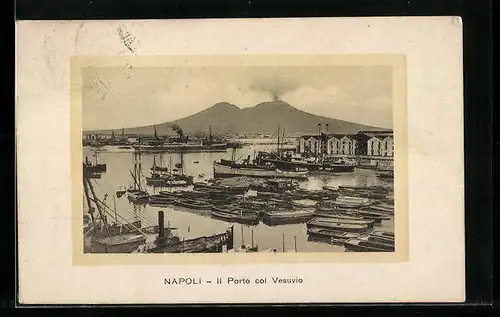 AK Napoli, Il Porto col Vesuvio, kleine Boote im Hafen