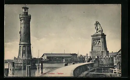 AK Lindau i. B., auf der Mole im Hafen, Löwendenkmal und Leuchtturm