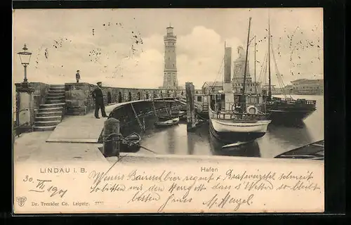 AK Lindau i. B., Schiffe an der Molde im Hafen, Blick zum Leuchtturm