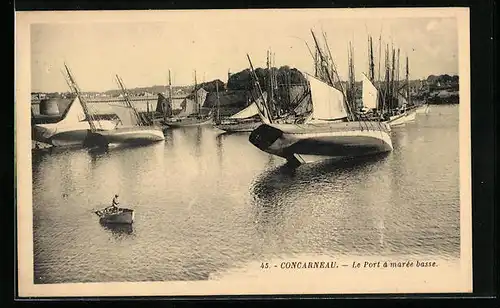 AK Concarneau, Le Port a maree basse, Schiffe liegen im Hafen auf der Seite
