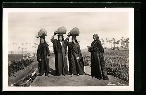 AK Arabische Volkstypen, Eingeborene in Trachtenkleidern mit Krügen auf dem Kopf