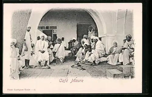 AK Tunis, Cafe Maure, arabische Volkstypen in weissen Gewändern