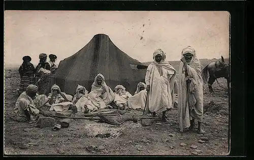 AK Arabes Preparant le Mechoni, arabische Volkstypen vor dem Zelt in der Wüste