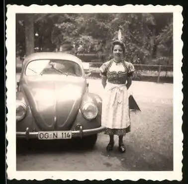 Fotografie Auto VW Käfer, junge Frau nebst Volkswagen PKW 1958