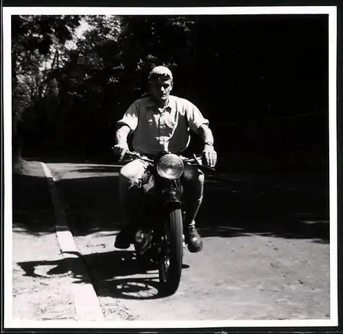 Fotografie Motorrad, Bursche im Hemd macht eine Spritztour mit einem Krad