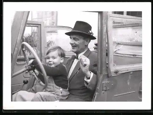 Fotografie Auto, Vater & Sohn im Kübelwagen sitzend, Knabe steuert den Geländewagen