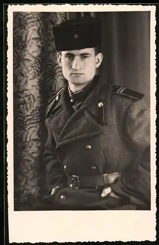 Fotografie Kögler, Portrait Soldat der Sowjetunion in Uniform mit Mütze