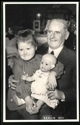 Fotografie Mädchen mit Puppe im Arm, Berlin 1951