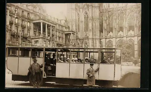 Foto-AK Reisebus auf der Strasse vor einer Kirche