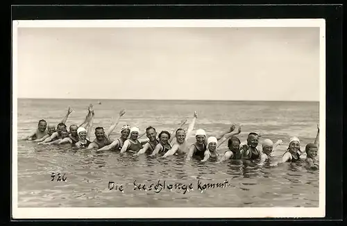 Foto-AK Menschen bilden im Meer eine Seeschlange, Bademode