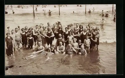 Foto-AK Strandbesucher in Badeanzügen