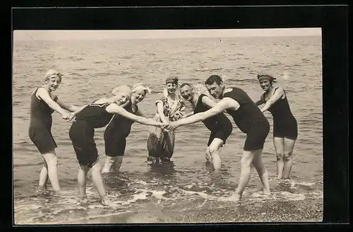 Foto-AK Strandbesucher halten sich an den Händen
