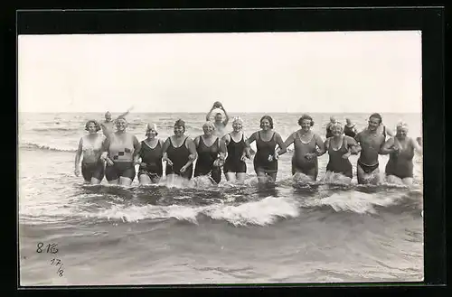 Foto-AK Menschen in Badeanzügen