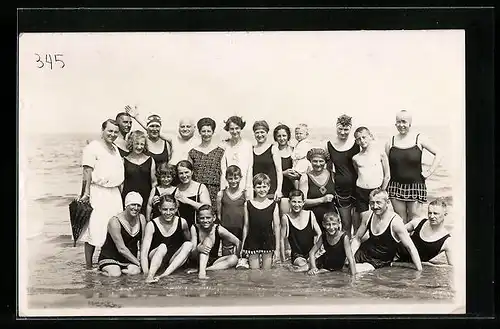 Foto-AK Gruppenfoto in Schwimmbekleidung