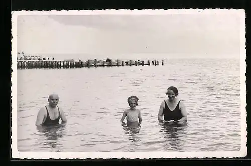 Foto-AK Eltern und Kind im Meer, Bademode