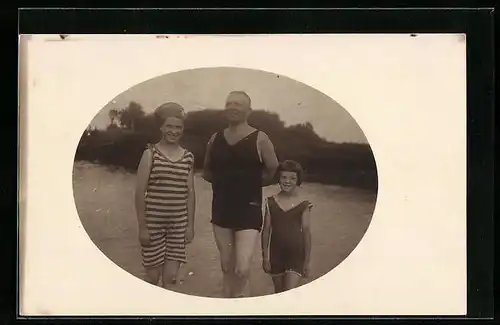 Foto-AK Vater und Töchter in Badesachen