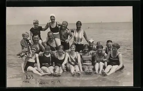Foto-AK Gruppenfoto in Schwimmkleidung