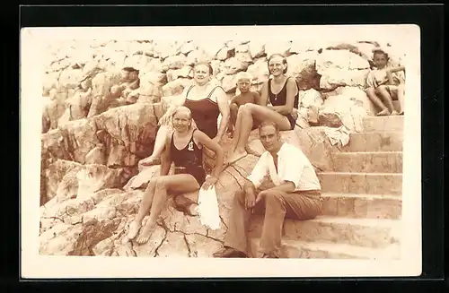 Foto-AK Familie in Schwimmbekleidung