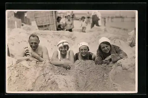 Foto-AK Familie posiert im Sand