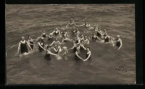 Foto-AK Familienfoto im Meer, Bademode