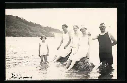 Foto-AK Familienfoto im Meer, Bademode