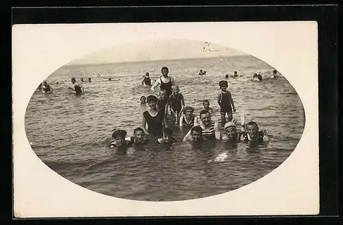 Foto-AK Familie posiert im Meer, Bademode