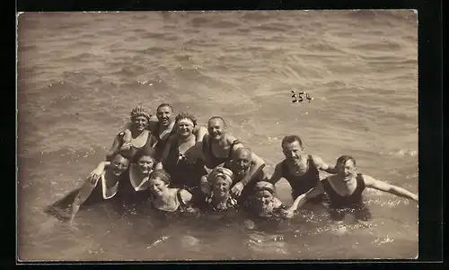 Foto-AK Glückliche Familie posiert im Meer