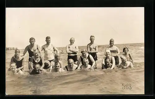 Foto-AK Familienmitglieder in Badesachen posieren im Wasser