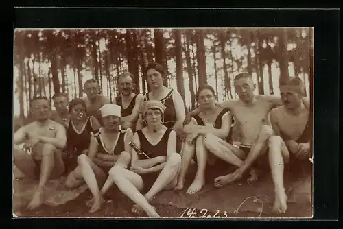 Foto-AK Familienfoto in Schwimmbekleidung